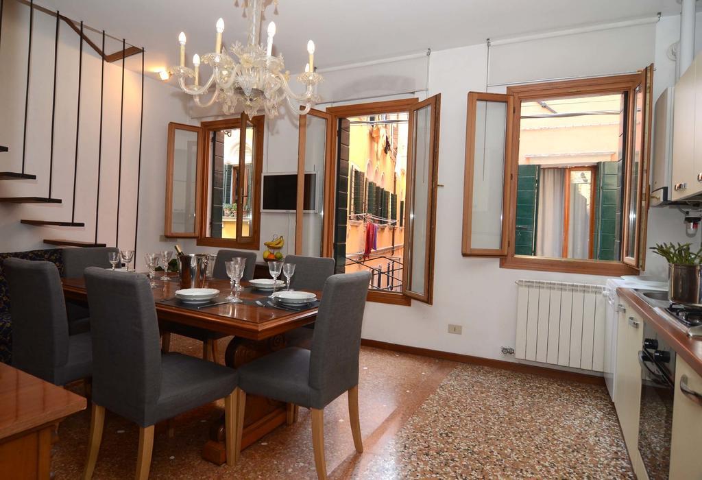 Classic Venice House Room photo